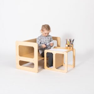 Montessori veiklos staliukas su kėdute ir vaiku