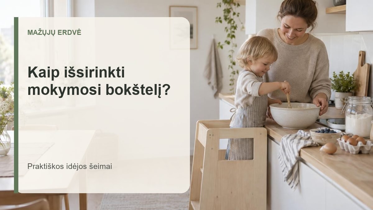 Mažas vaikas su mama saugiai gamina prie stalviršio stovėdamas mediniame mokymosi bokštelyje