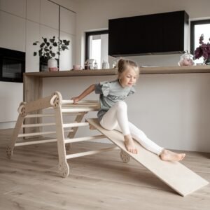 Vaikas čiuožia Montessori laipynės rampa